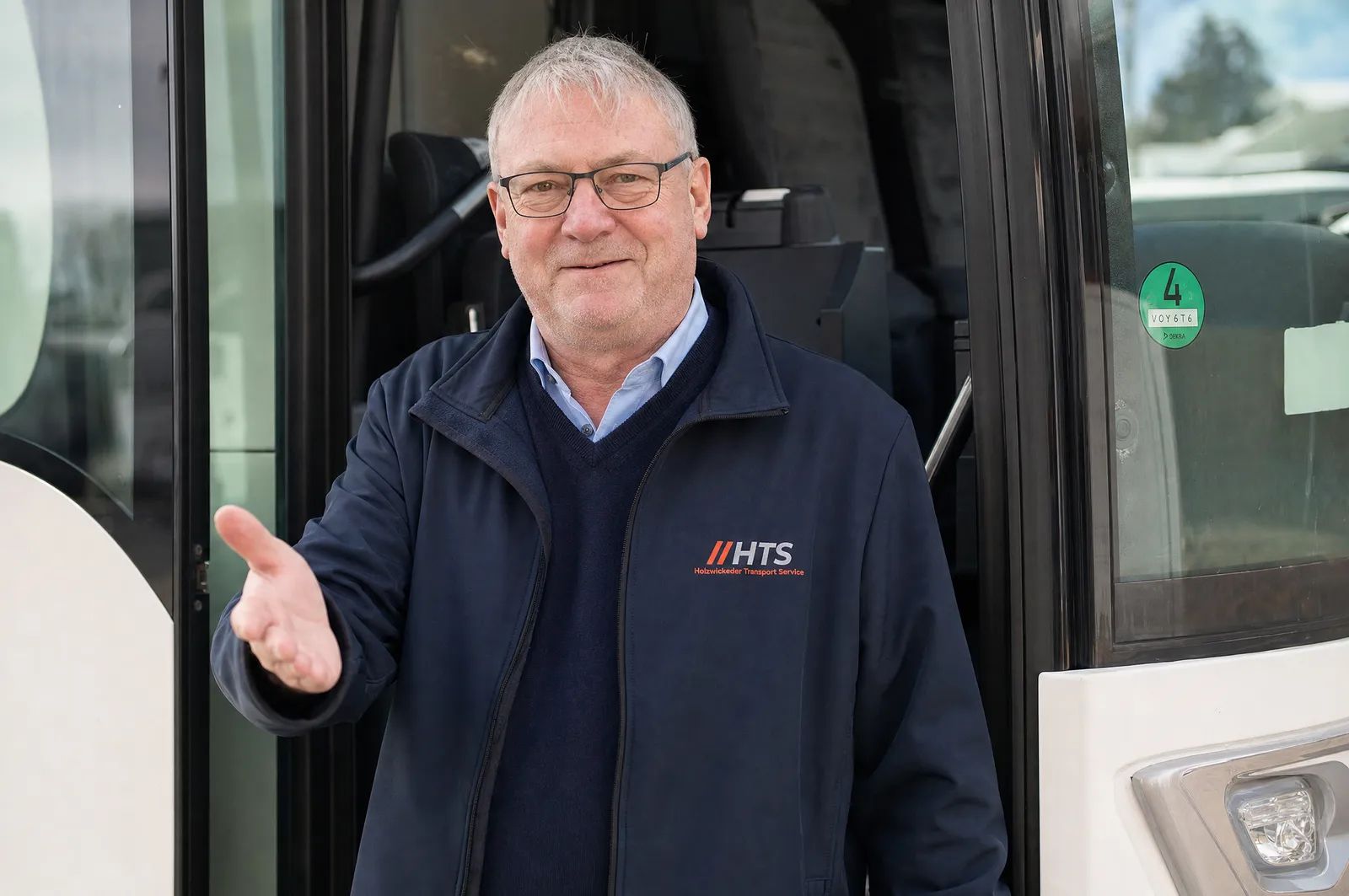 Busfahrer begrüßt Fahrgäste an der Bustür (Symbolbild)