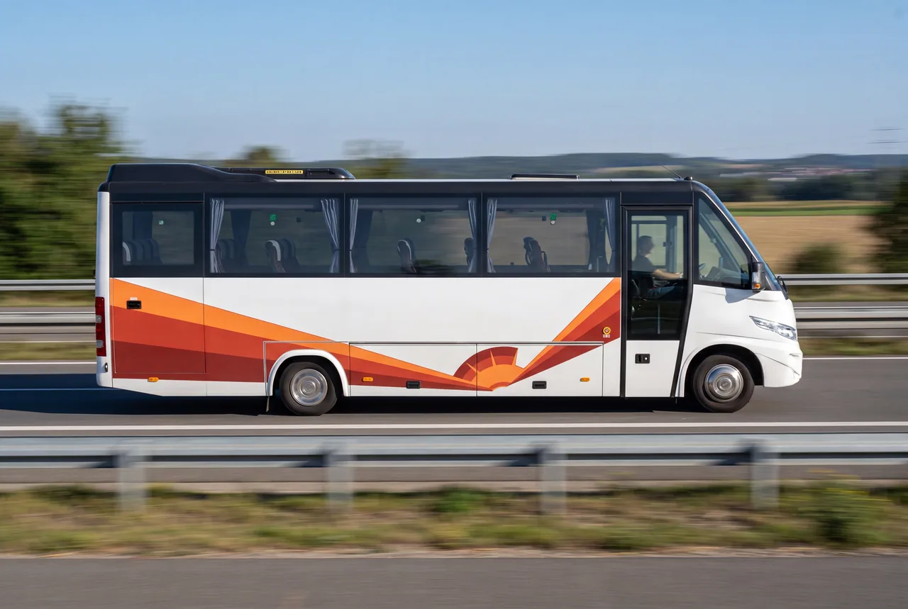 HTS Midi-Reisebus für die Busvermietung, rollende Aufnahme (Symbolbild)