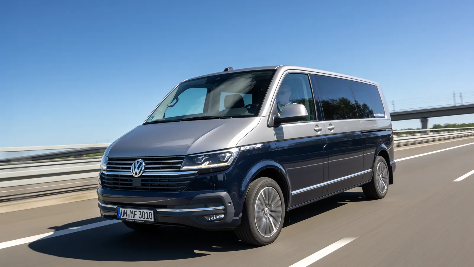 HTS-Kleinbus (VW T6) für die Schülerbeförderung auf der Straße (Symbolbild)