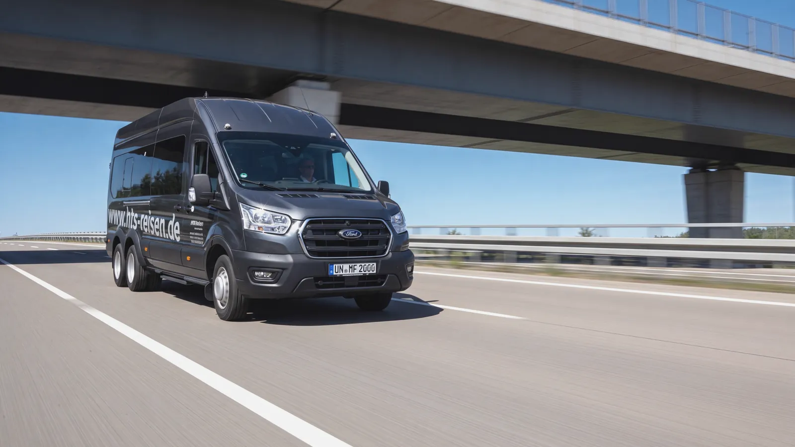 HTS Kleinbus (Ford Transit) für Shuttle- und Werksverkehr (Symbolbild)