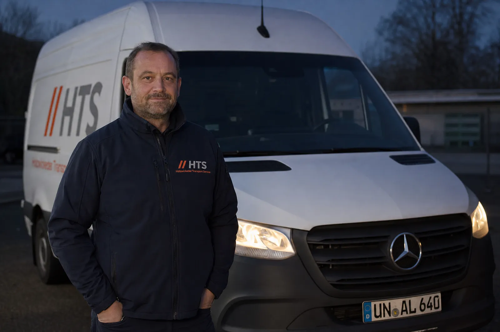 Fahrer am Sprinter in der blauen Stunde — Nachtsprung / Overnight (Symbolbild)