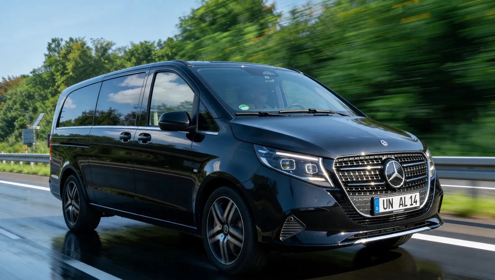 Mercedes V-Klasse für den diskreten Flughafentransfer (Symbolbild)