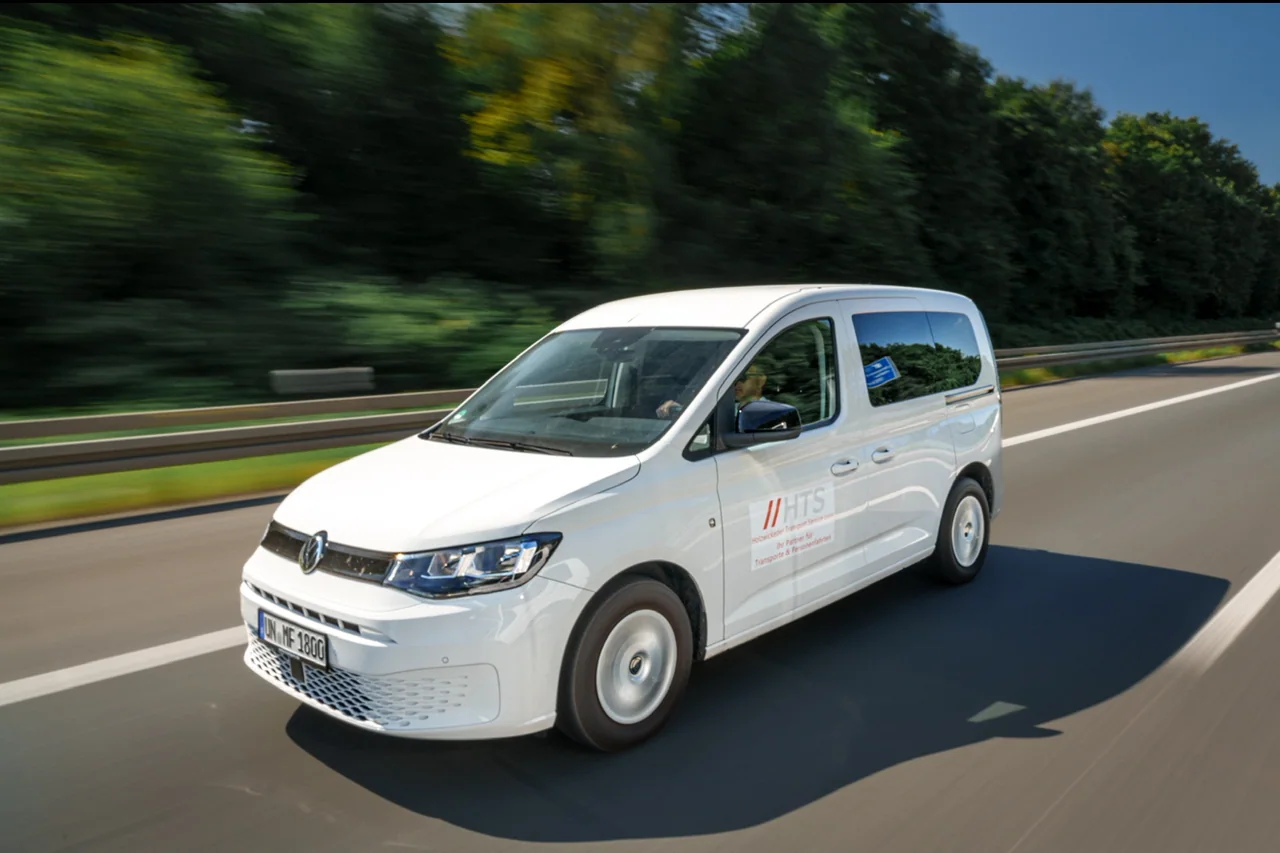 Weißer VW Caddy mit HTS-Branding für kleine Personentransporte und Direktfahrten