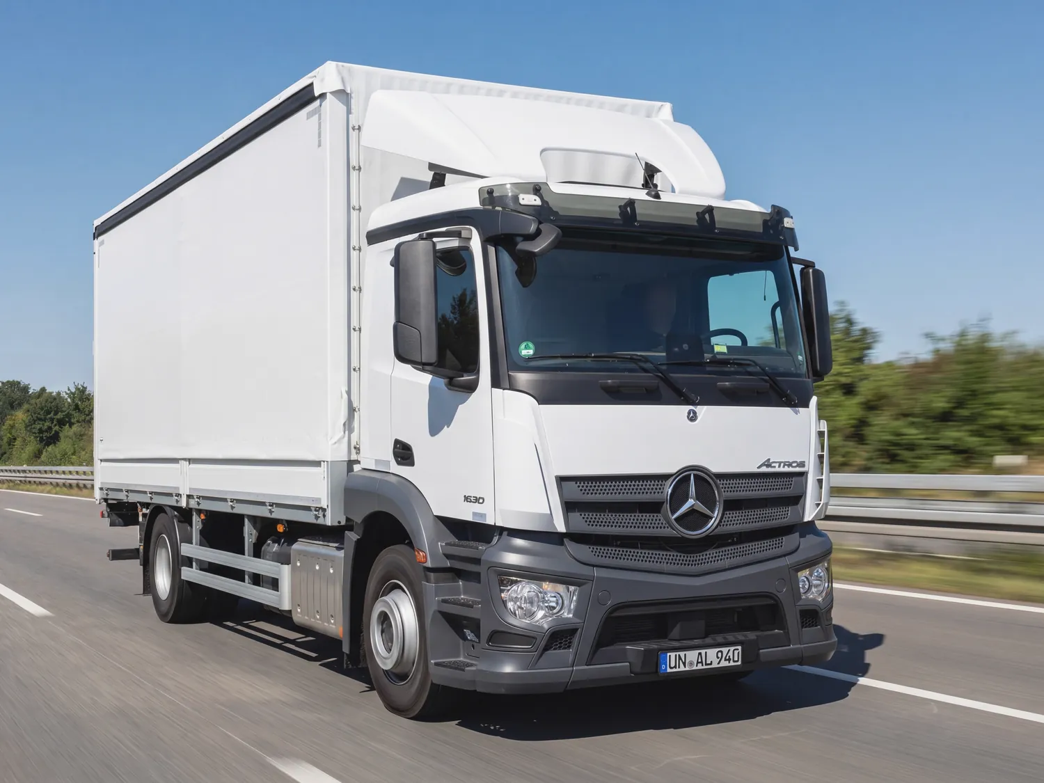 HTS Mercedes Actros 16-Tonner als Aushängeschild der Transporterflotte auf der Autobahn