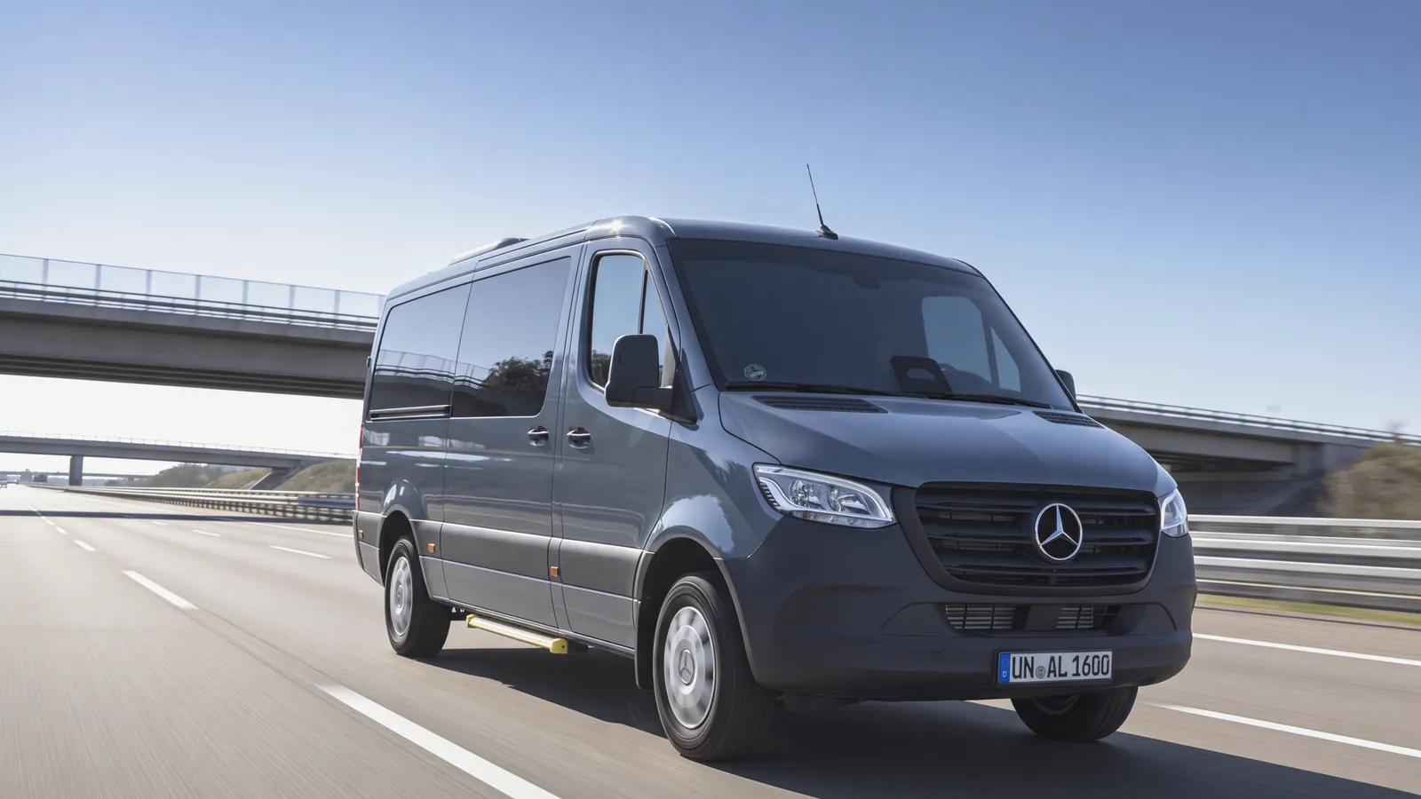 HTS Sprinter auf nächtlicher Autobahn im Overnight-Express