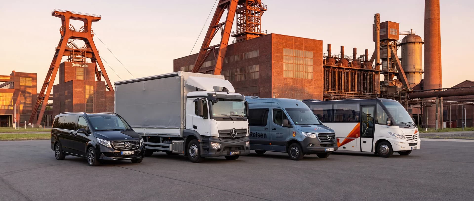 HTS-Flotte aus Pkw, Transporter, Bus und Lkw vor der Zeche Zollverein