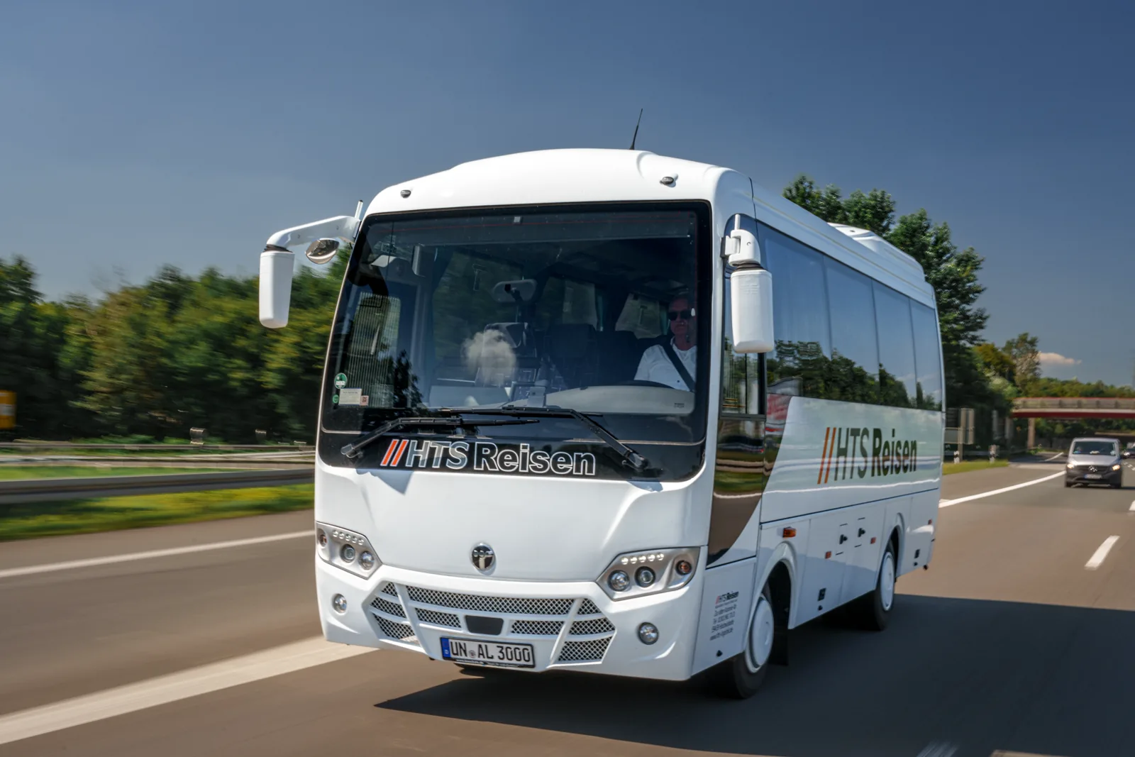 HTS Reisebus mit 29 Plätzen zur Anmietung mit Fahrer