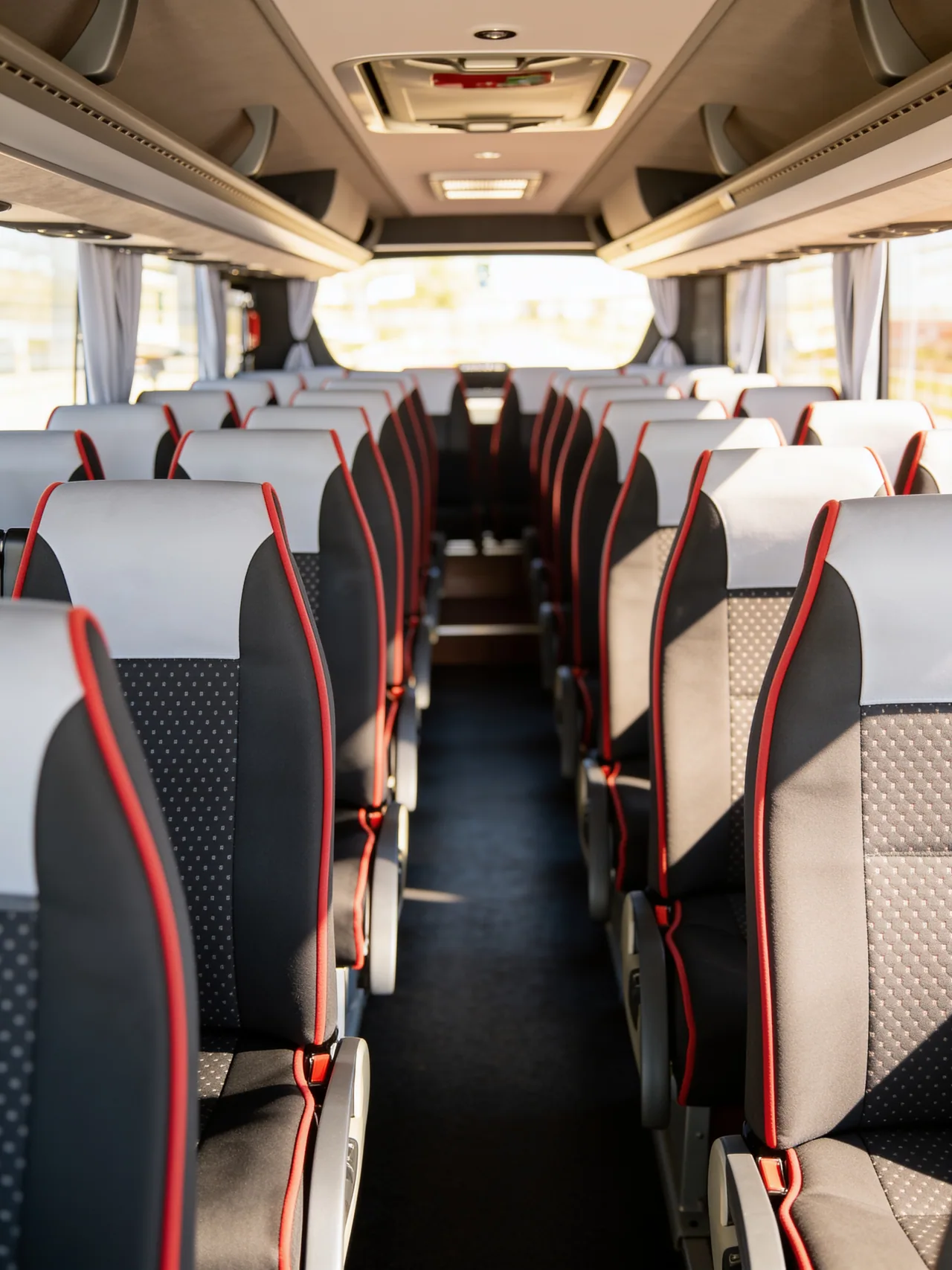Bequemer Innenraum unseres Midi-Reisebusses mit Komfort-Bestuhlung