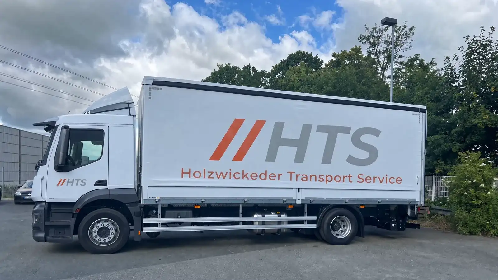 HTS Mercedes Actros 16-Tonner: Ladebordwand senkt sich auf Straßenniveau